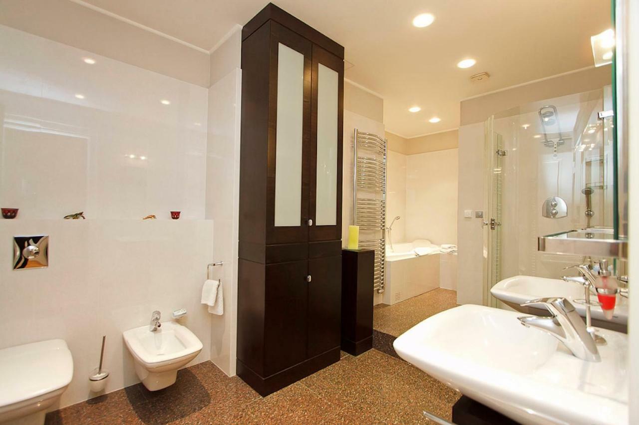 Spacious Elegance In The Heart Of Old Town Lägenhet